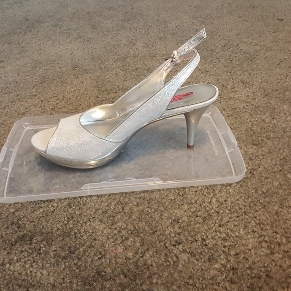 9 & Co Silver Sandals - Picture 2 of 5